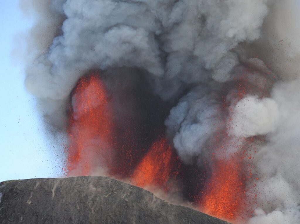 Eruzione dell’Etna al cratere di Sud-Est