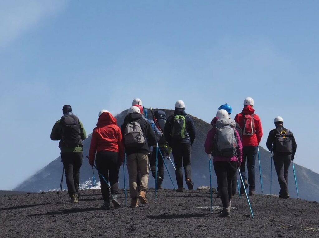 Escursionisti durante la traversata dell’Etna