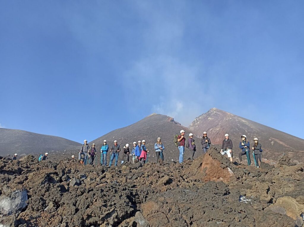 Escursionisti durante un tour sul vulcano Etna