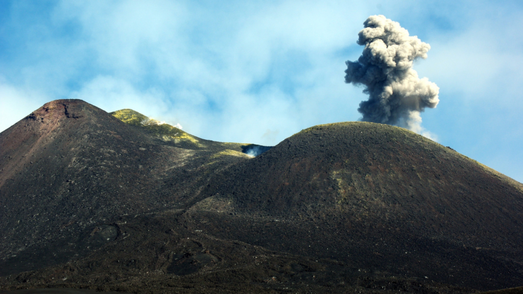 Attività sommitale dell’Etna con emissione di cenere