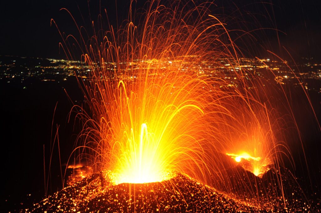 Eruzione notturna dai crateri dell’Etna