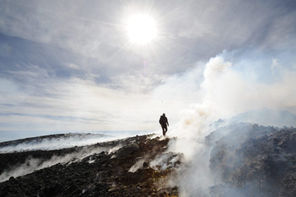 Escursionista durante una traversata tra le fumarole dell’Etna